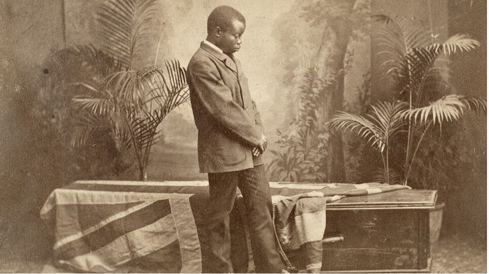 Jacob Wainwright was photographed with David Livingstone’s coffin, which he accompanied to Great Britain, in 1874.
