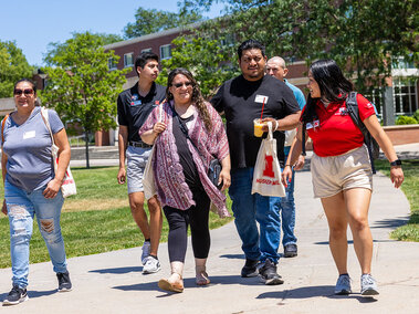 NSE spanish student and family walking on campus