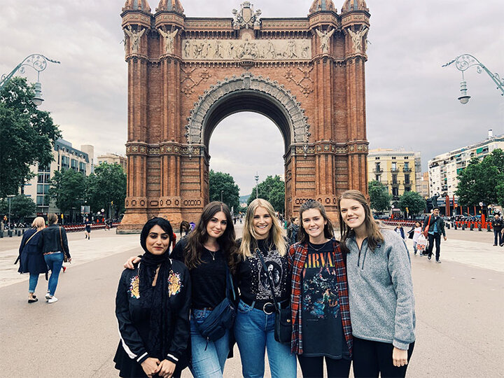 group of students in from of arch in Barcelona, Spain